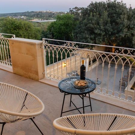 The Carob Tree Bed and Breakfast Victoria Exteriör bild