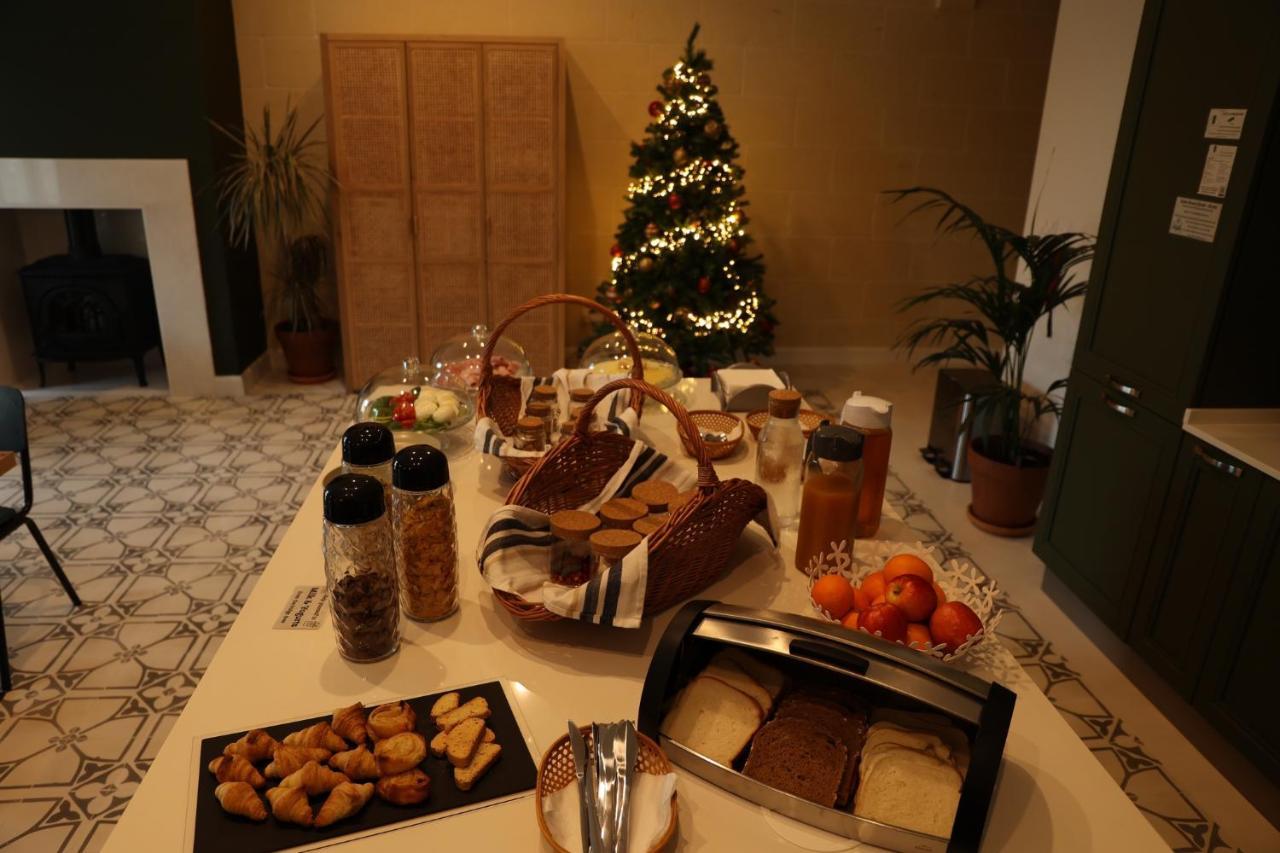 The Carob Tree Bed and Breakfast Victoria Exteriör bild