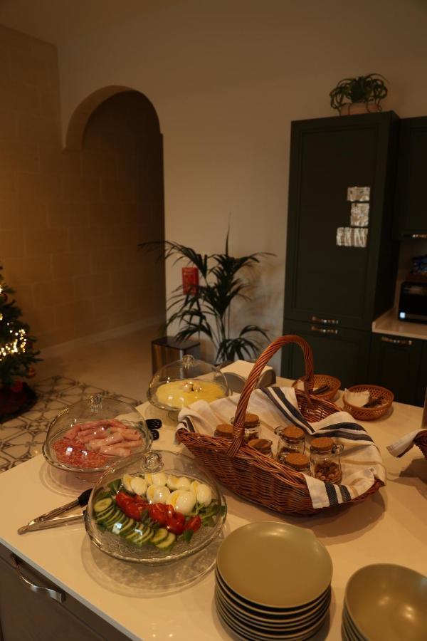 The Carob Tree Bed and Breakfast Victoria Exteriör bild