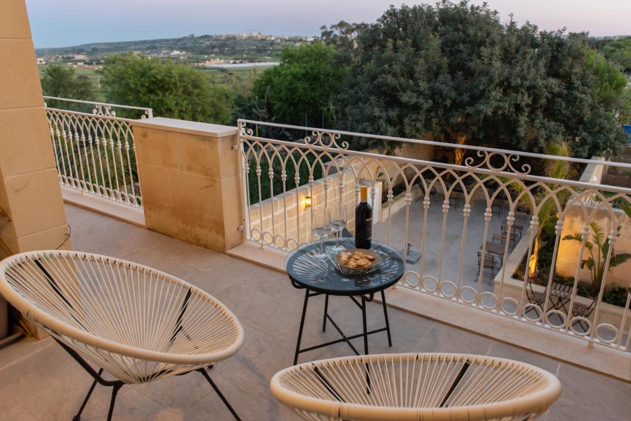 The Carob Tree Bed and Breakfast Victoria Exteriör bild