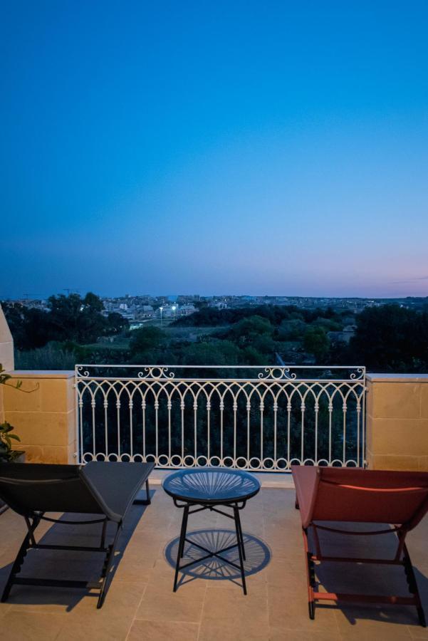 The Carob Tree Bed and Breakfast Victoria Exteriör bild